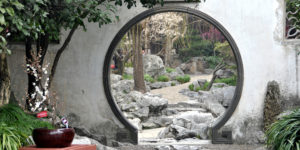 Porte de Lune sur jardin rocailles